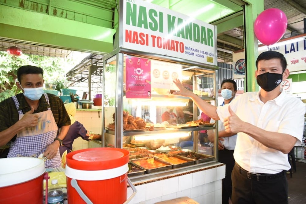 Batu Lanchang Assemblymen Ong Ah Teong posed for a photo during the launch of Com Meal here at Batu Lanchang Food Court, December 28, 2020. — Picture by Sayuti Zainuddin Batu Lanchang Assemblymen Ong Ah Teong posed for a photo during the launch of Com Meal here at Batu Lanchang Food Court, December 28, 2020. — Picture by Sayuti Zainuddin