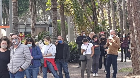 תורים לחיסון נגד קורונה במתחם אקספו בתל אביב