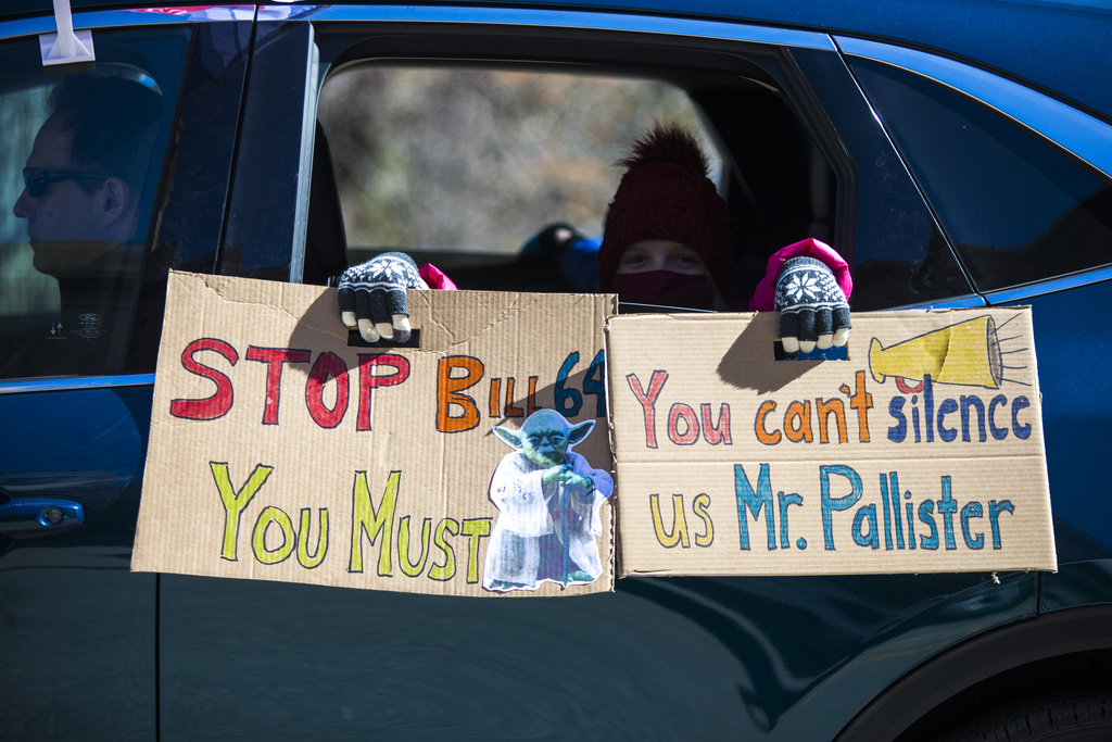 Hundreds of drivers and passengers took part in a honk-a-thon against the Education Modernization Act on Wednesday outside the Manitoba Legislative Building. (Mikaela MacKenzie / Winnipeg Free Press)